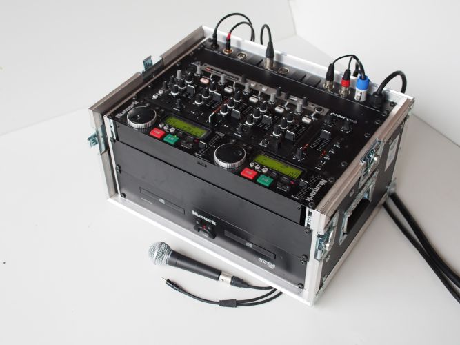 DJ-Konsole mit Doppel-CD-Player. Mischpult und Anschluss für Laptop oder MP3-Player